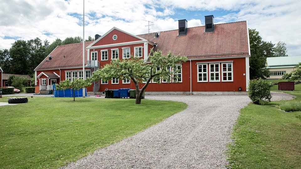 Savby skolans röda skolbyggnad