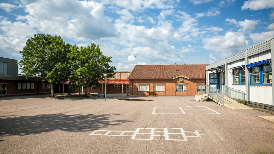 Skolgård och skolbyggnader på Bälinge skola