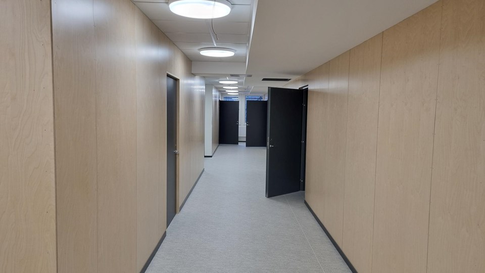 Nyrenoverad inomhuskorridor på Björkvallsskolan