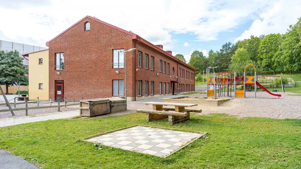 Domarringens skolas byggnad och skolgård
