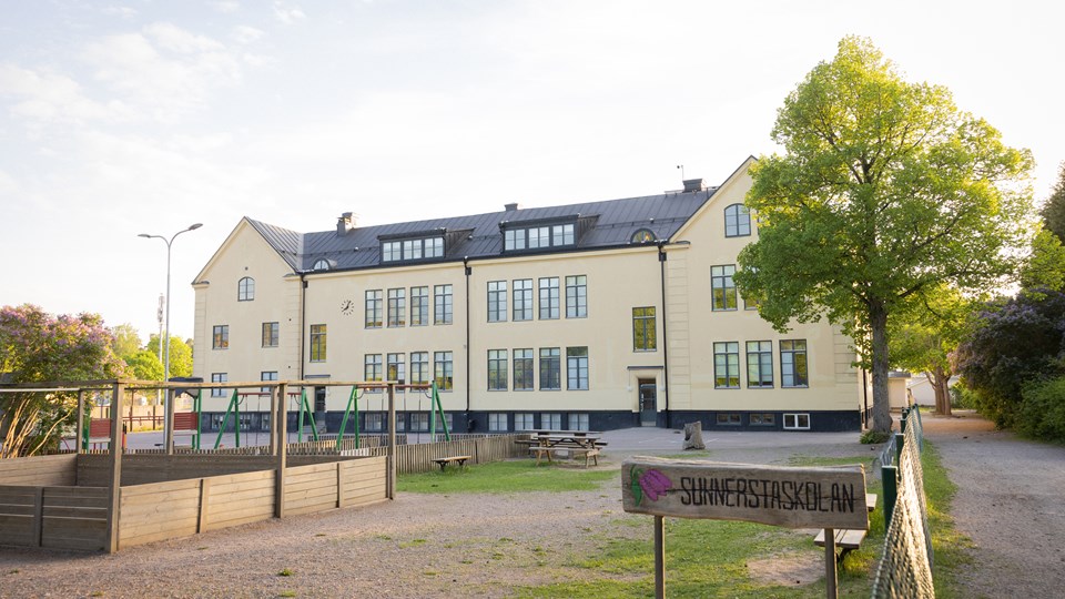 Sunnerstaskolan skolgård och skolbyggnad