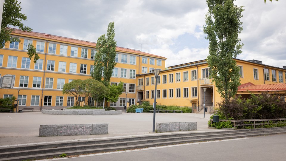 Överblick av Nannaskolans skolgård och skolbyggnader