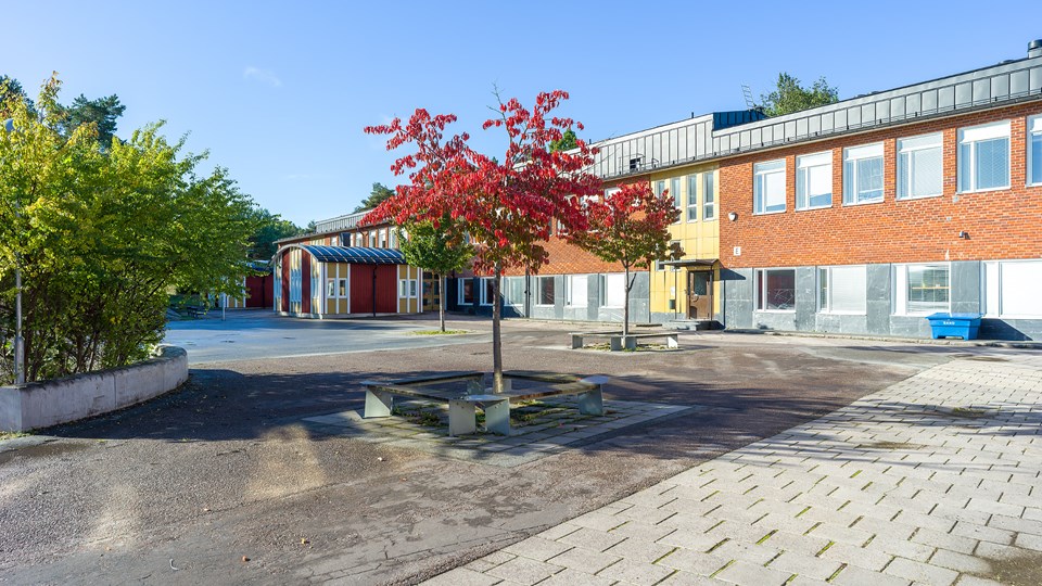 Eriksbergsskolans skolgård och byggnad