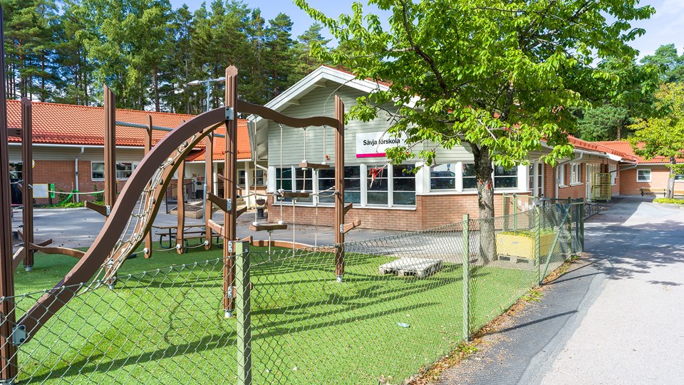 Sävja förskolas lekplats och förskolebyggnad