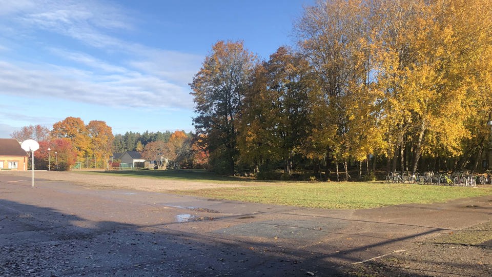 Gamla skolgården med basketplan på Bälinge skola