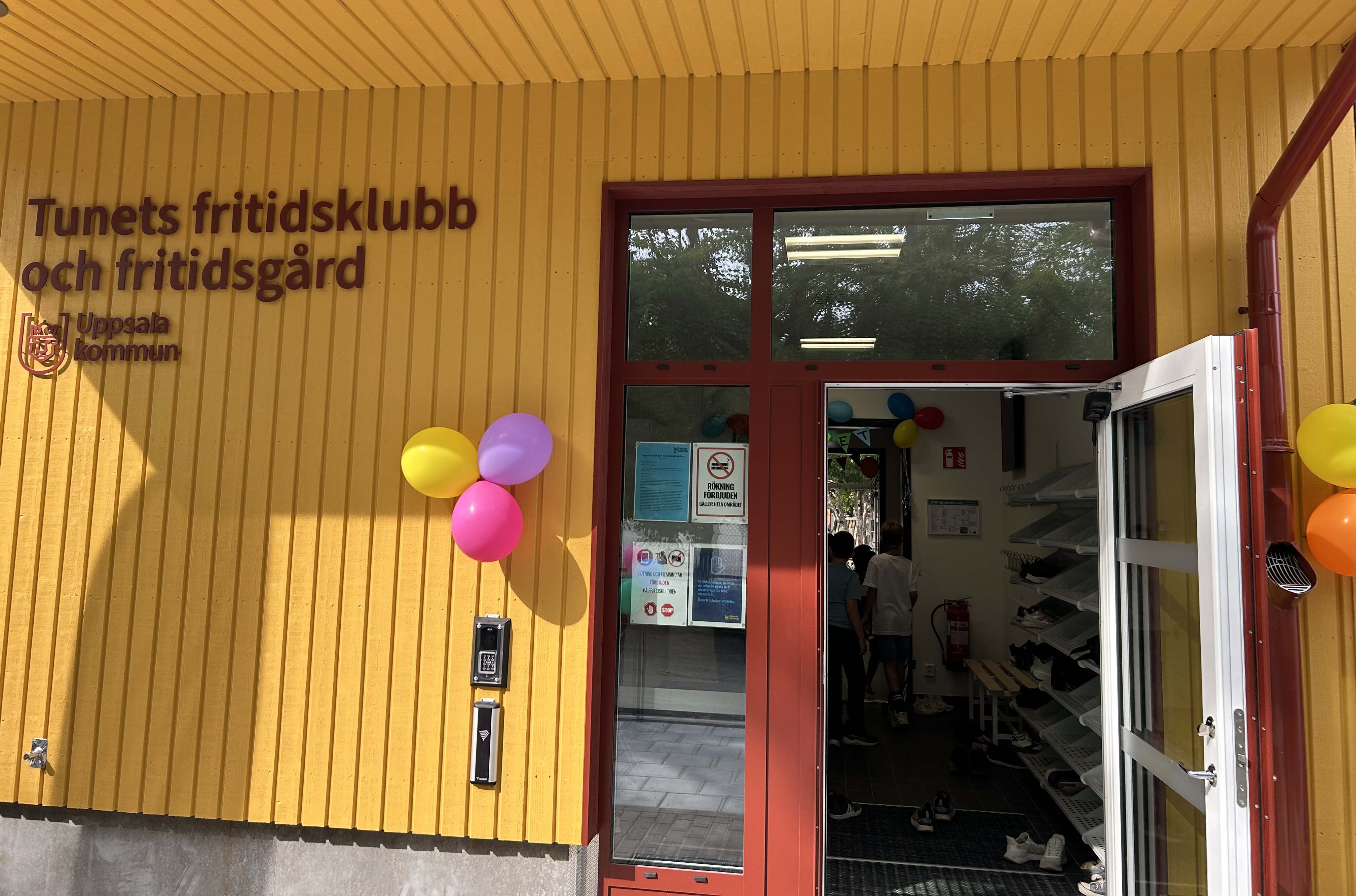 Ballonger vid entrén till en nybyggd fritidsgård.