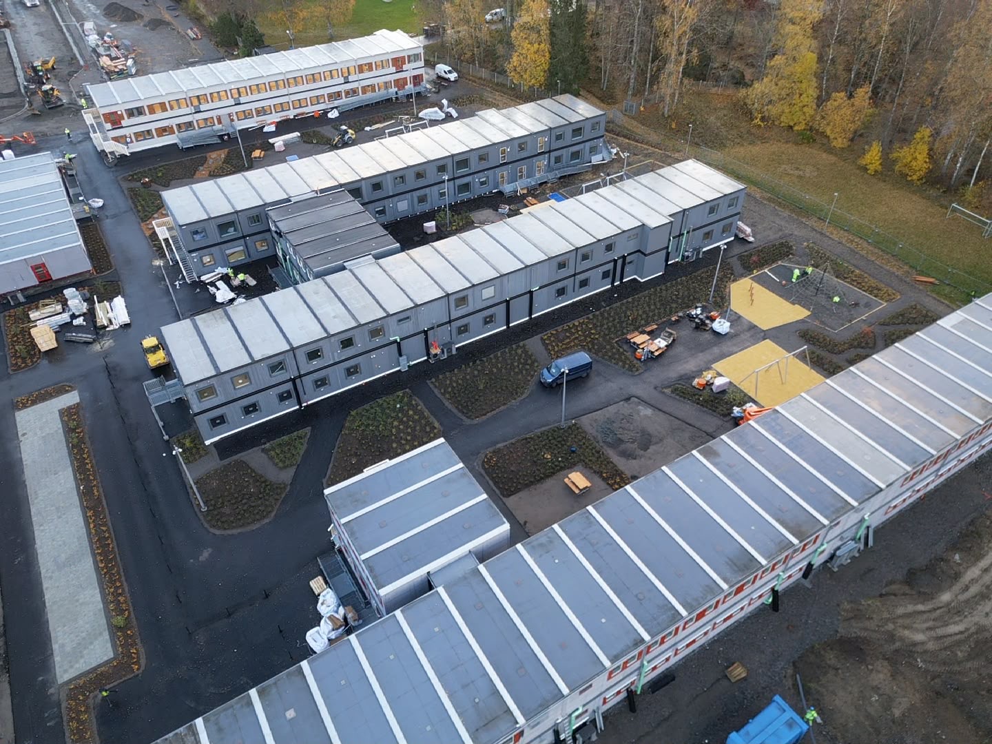 Drönarbild över modulskola med flera byggnader som byggs.