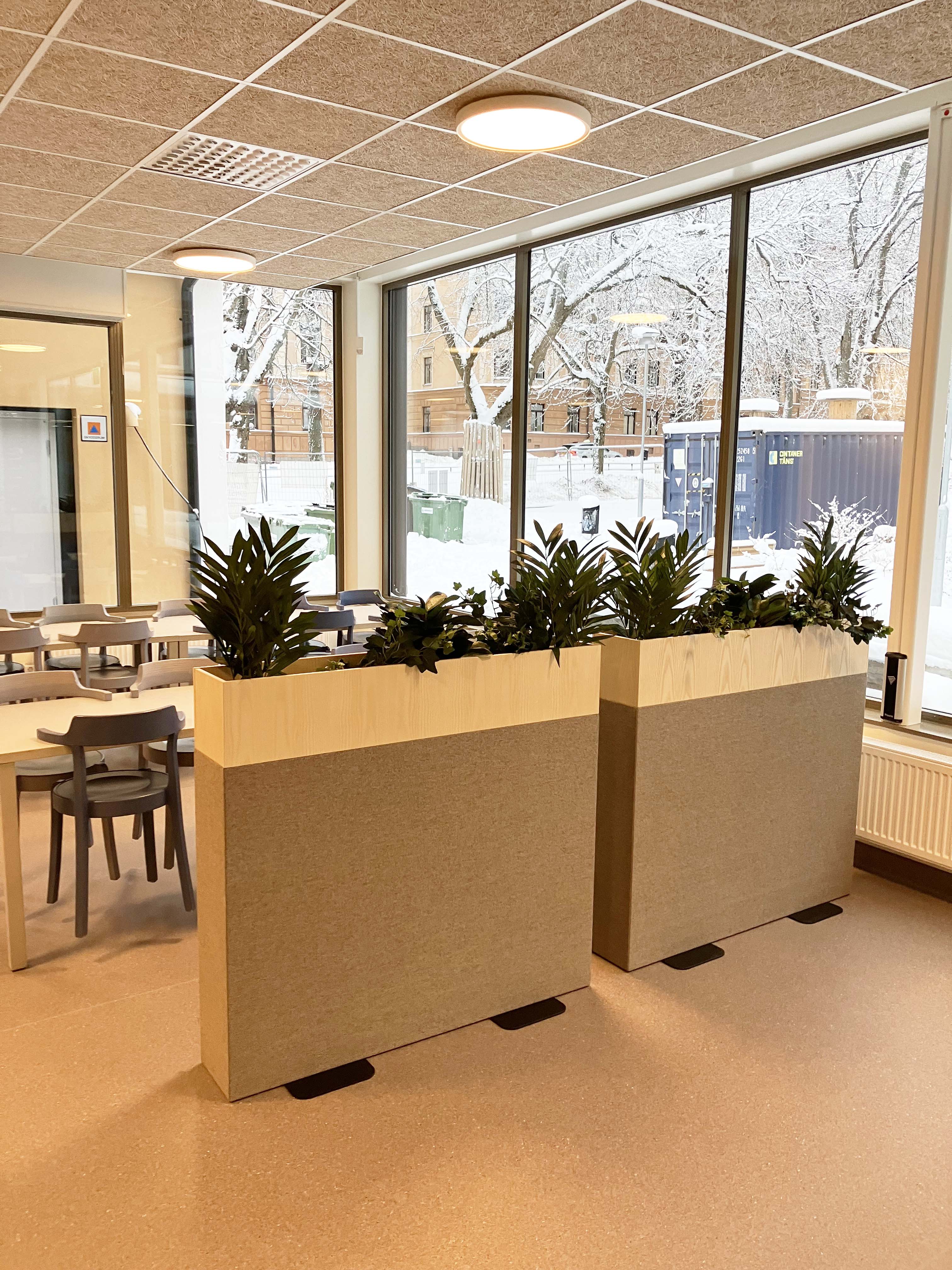 Nyrenoverad matsal i skola.