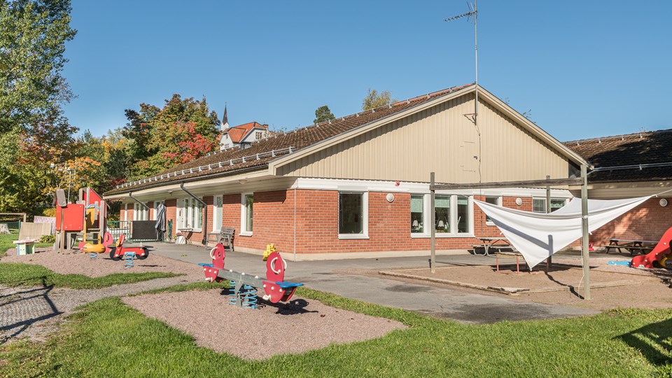 Bullerbyns Förskolas skolgård och byggnad