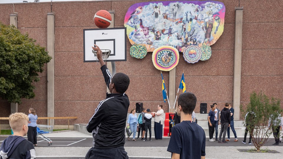 Bild på ny basketplan och konstverk på Gränbyskolans skolgård