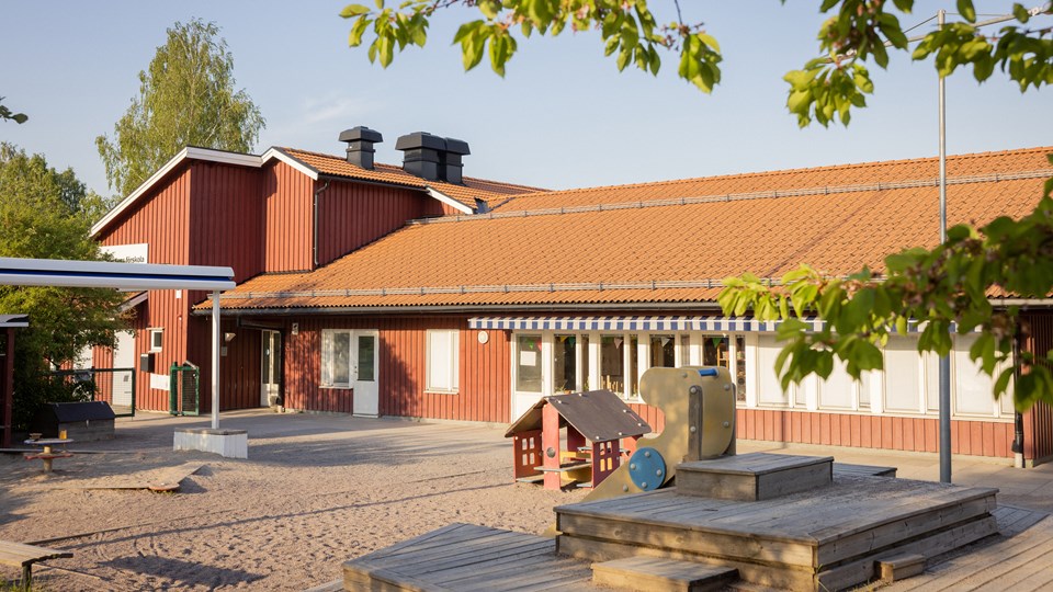 Myrgångens Förskolas skolgård och byggnad