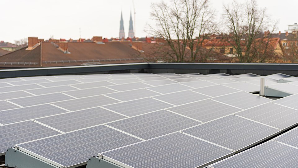 Bild på takmonterade solcellspaneler 