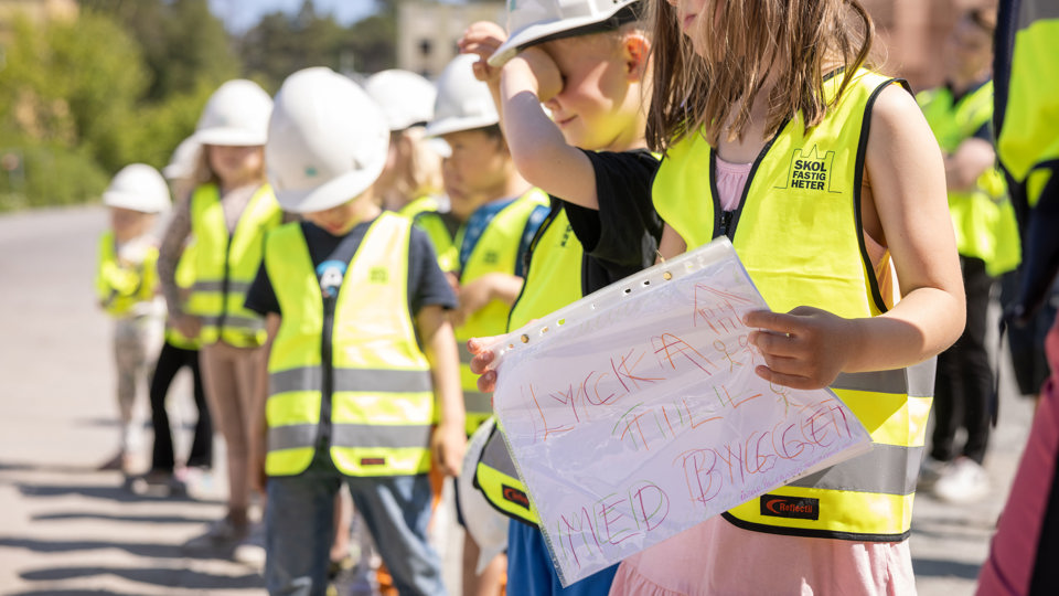 Bild på förskoleklassare från Rullande Förskolan Pellebussen vid spadtaget för Stadsskogens förskola