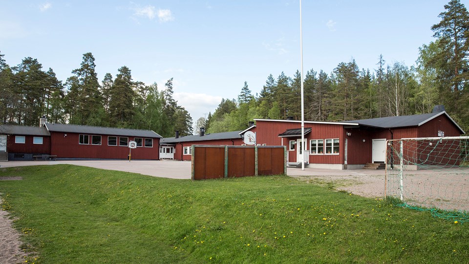 Åkerlänna skolas skolgård och anläggningar