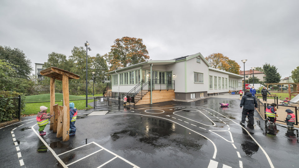 Föreskolelever leker på Peterslund förskolas skolgård. 