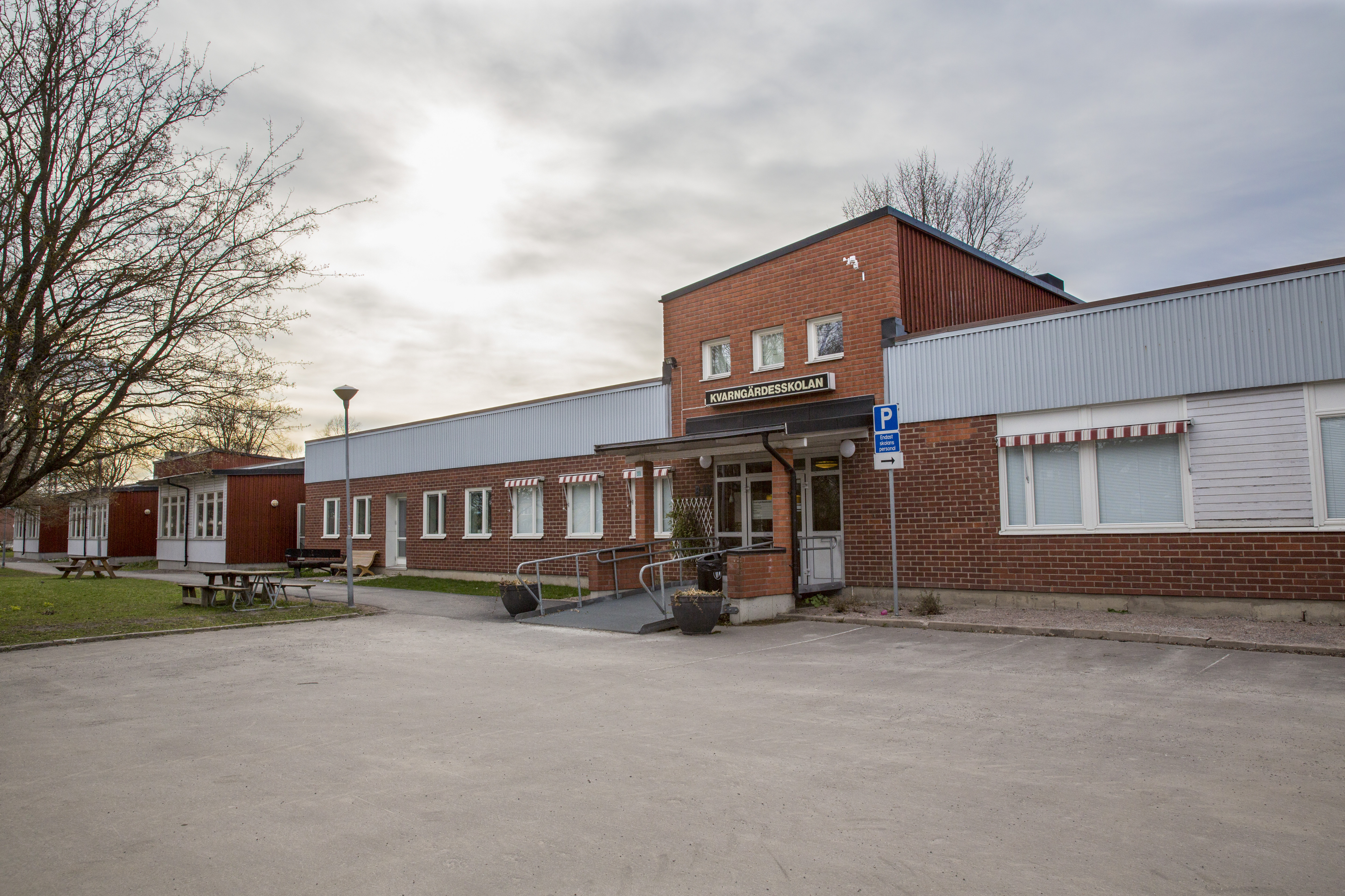 Parkeringsyta framför gamla Kvarngärdesskolans huvudingång