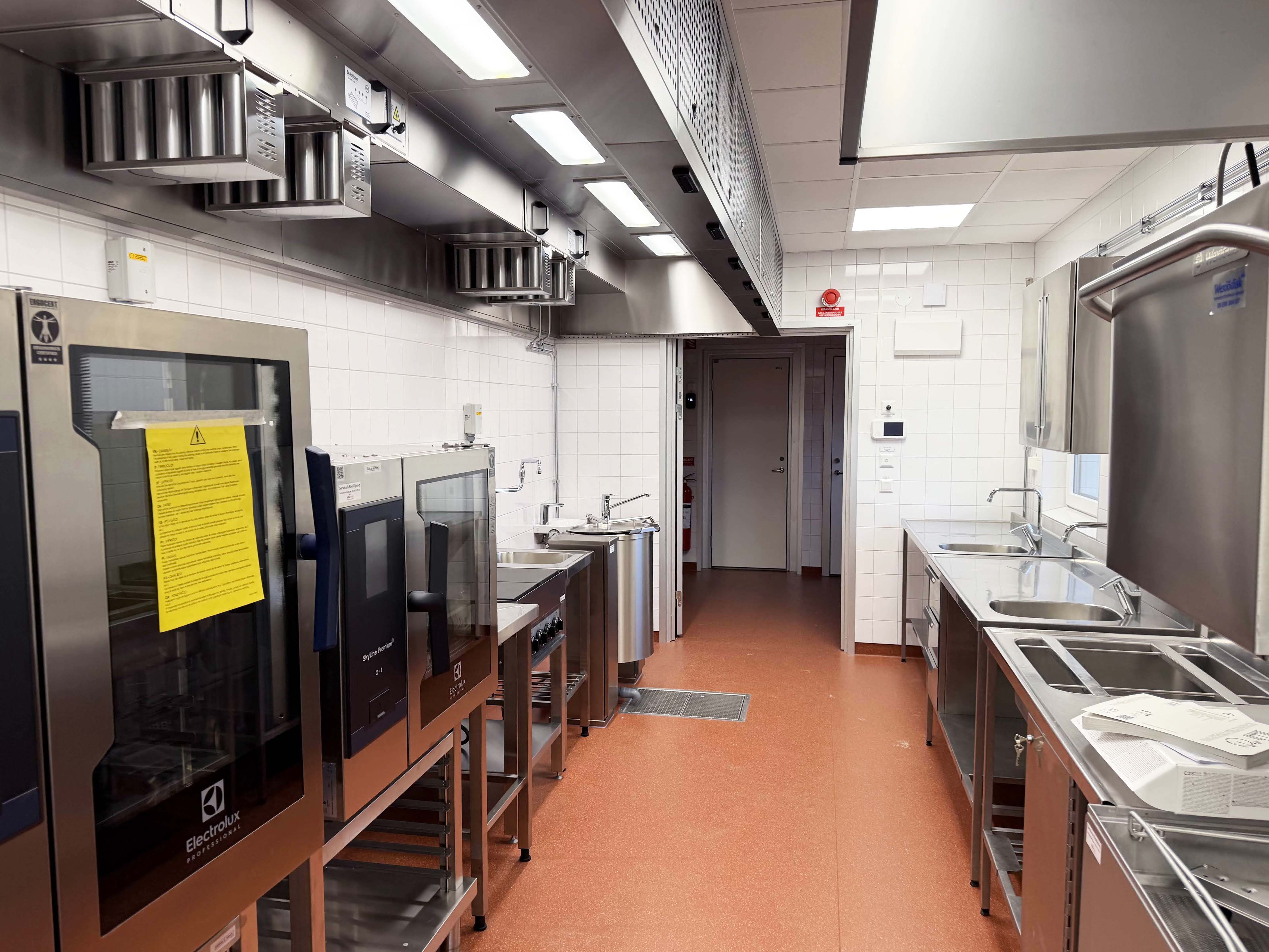 Nyrenoverat köksutrymme på förskola.