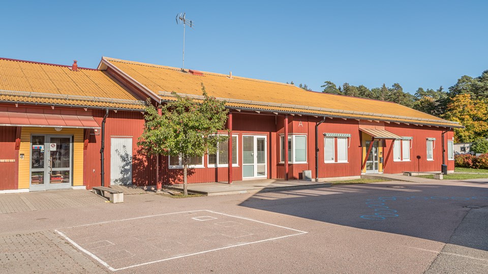 Vänge Skolas skolgård och en röd byggnad