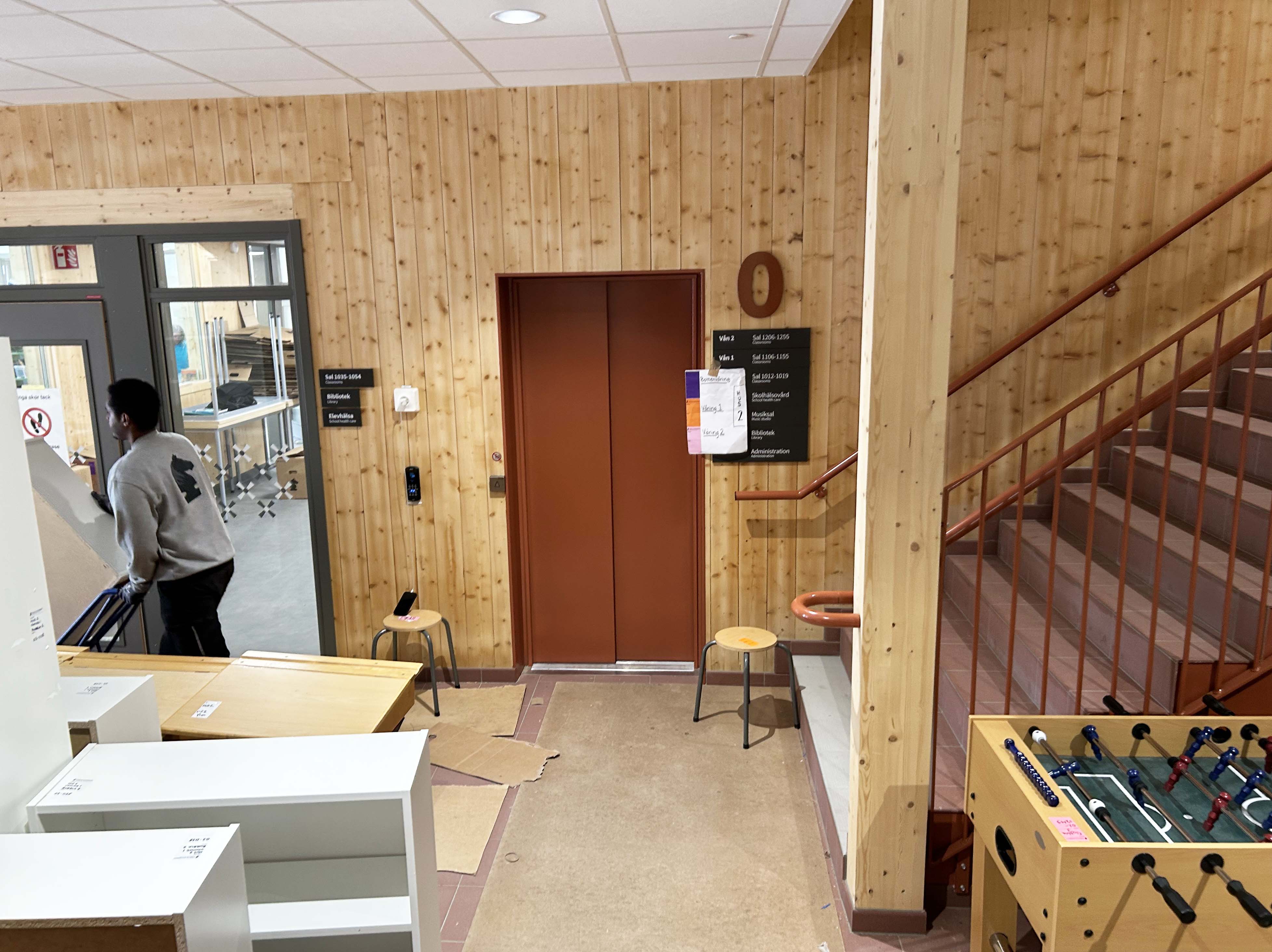 Inflyttning i nybyggd skola som färdigställs inför skolstart.