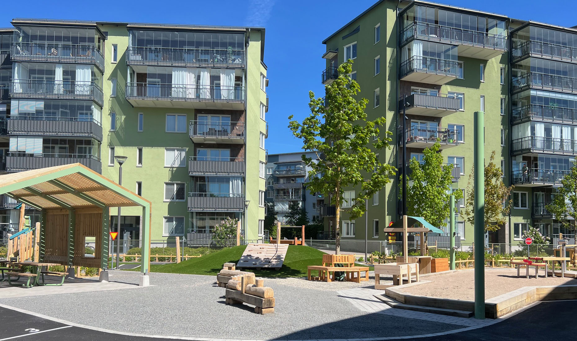 Nybyggd förskolegård med lekutrustning.