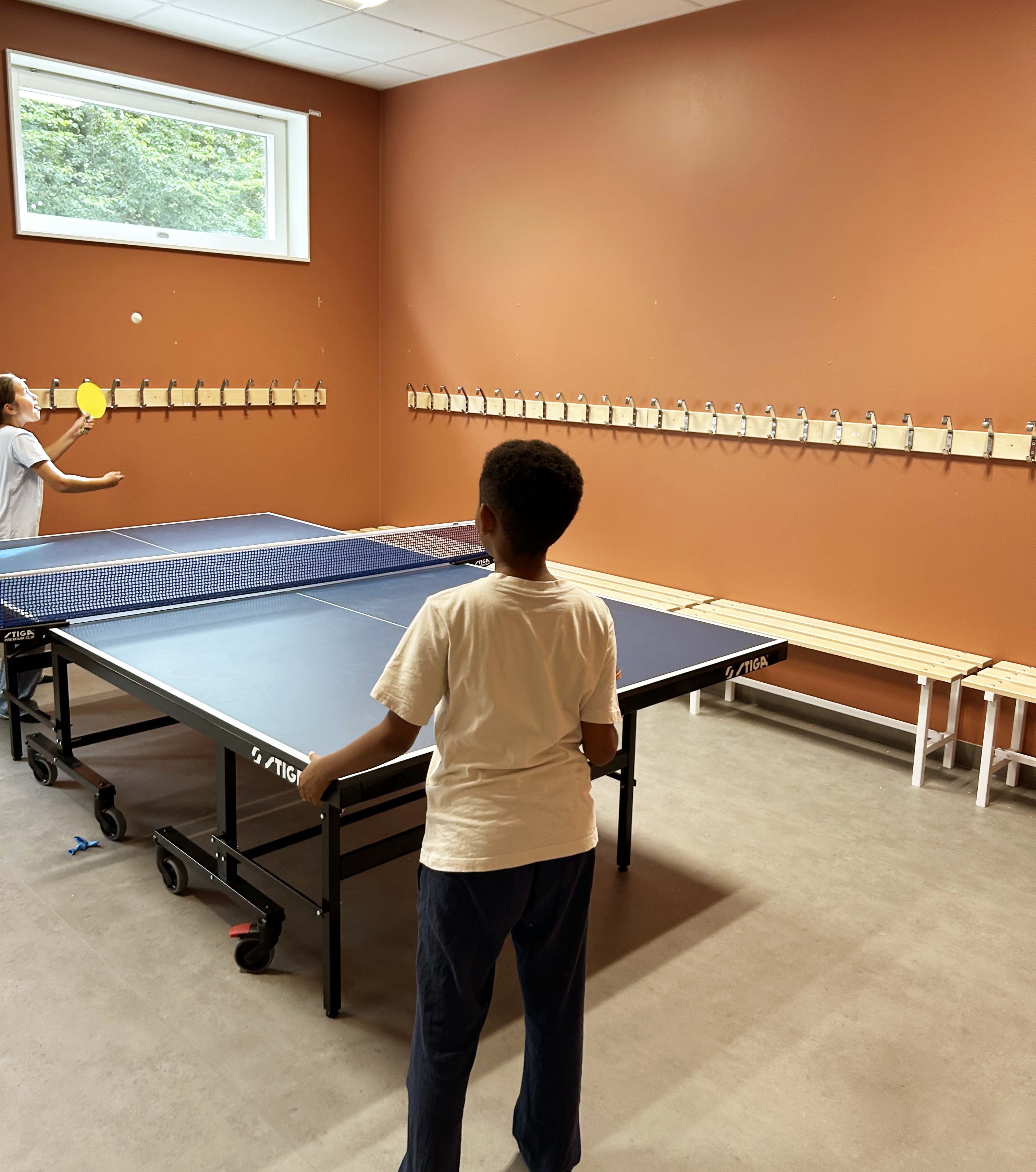 Två barn spelar pingis i en nybyggd fritidsgård.