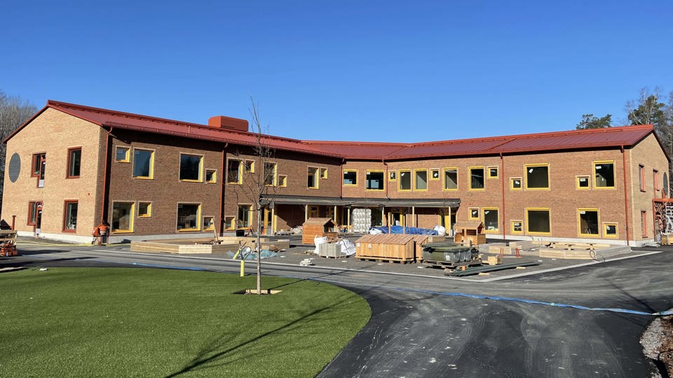 Förskola i tegel som är under uppbyggnad.