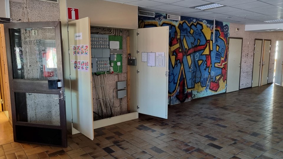 Sliten korridor med klotter på Björkvallsskolan