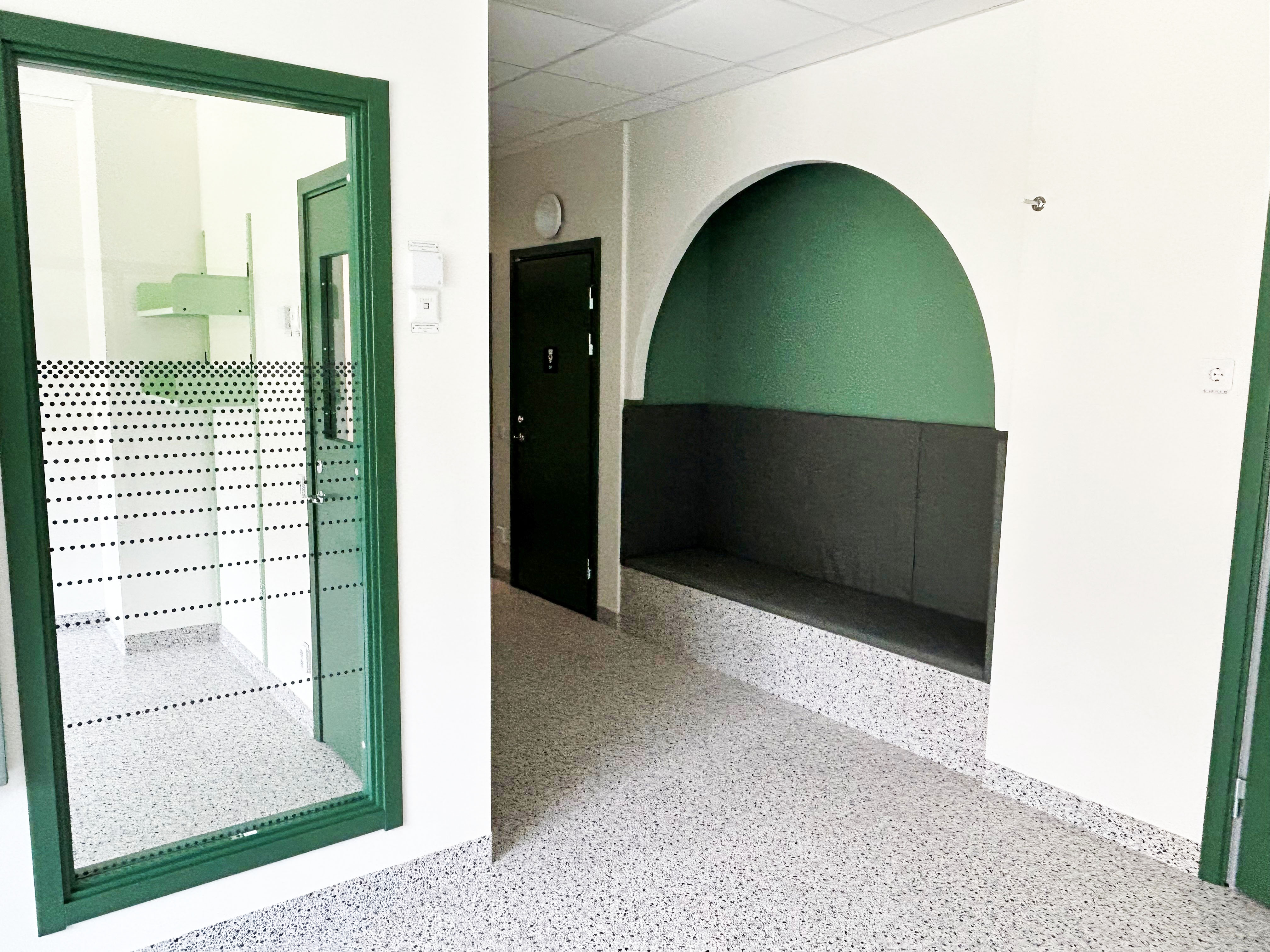 Sittgrupp i en nybyggd förskola.