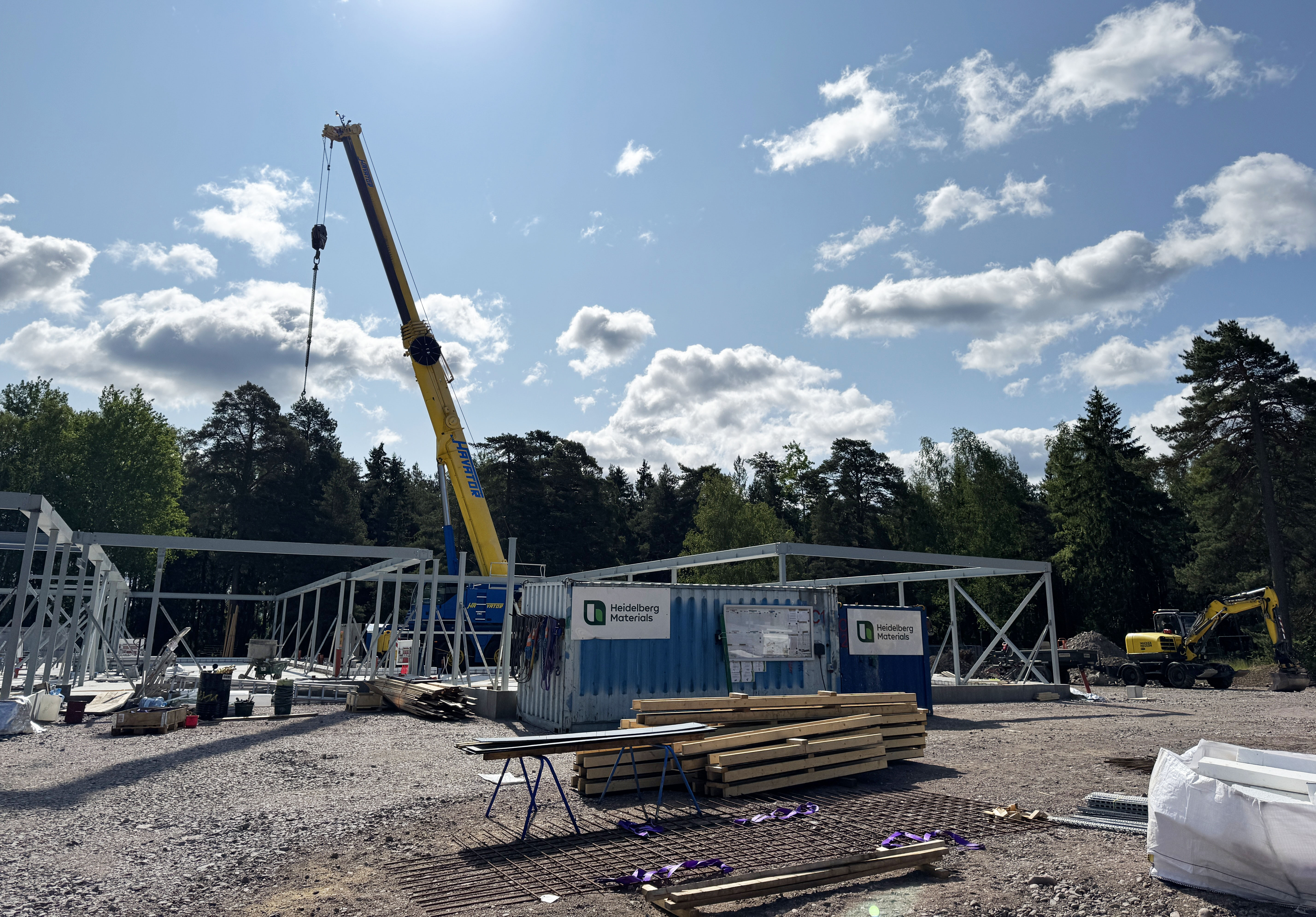 Byggplats för en förskola, där en lyftkran och grävmaskin arbetar.