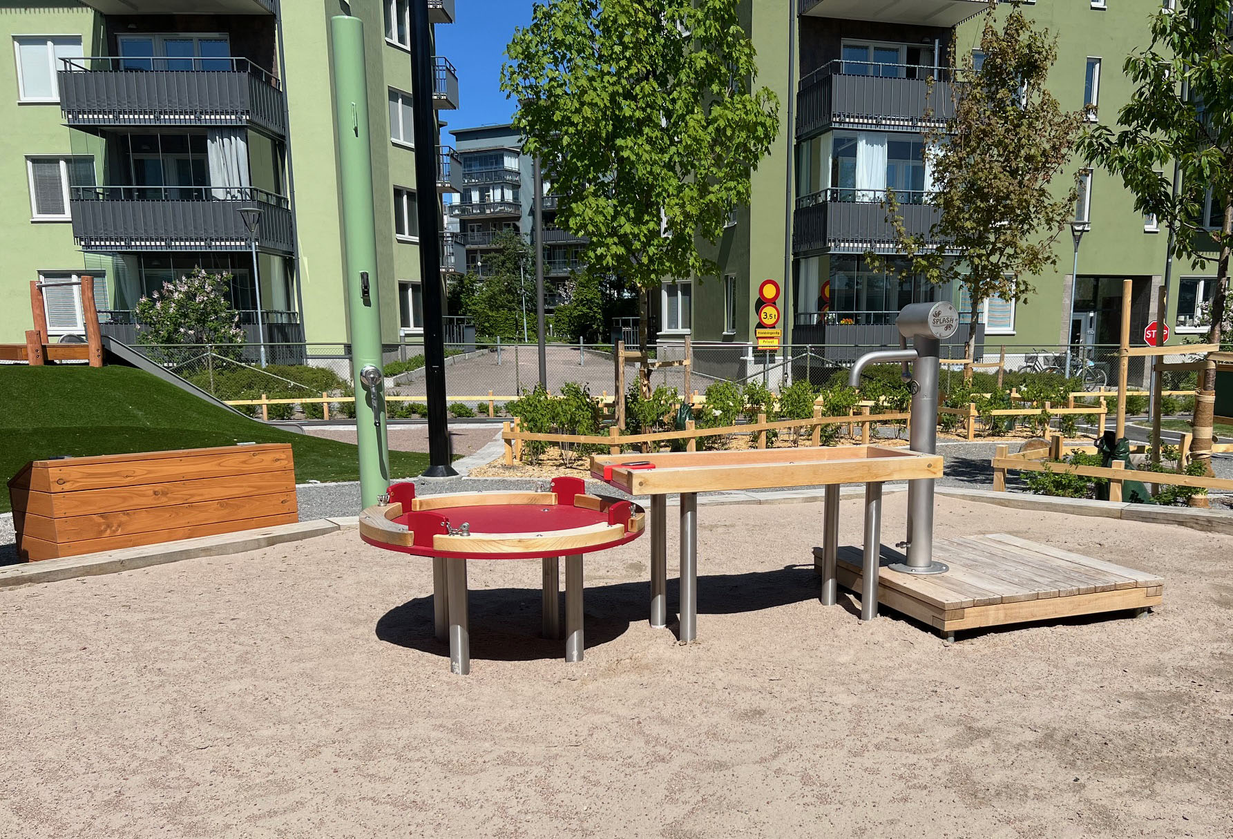 Nybyggd förskolegård med lekutrustning.