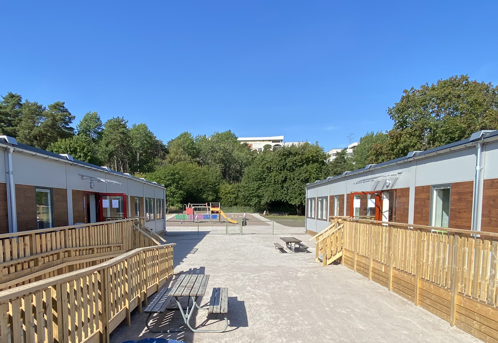Modulförskola med rutschkana och klätterställningar i bakgrunden.