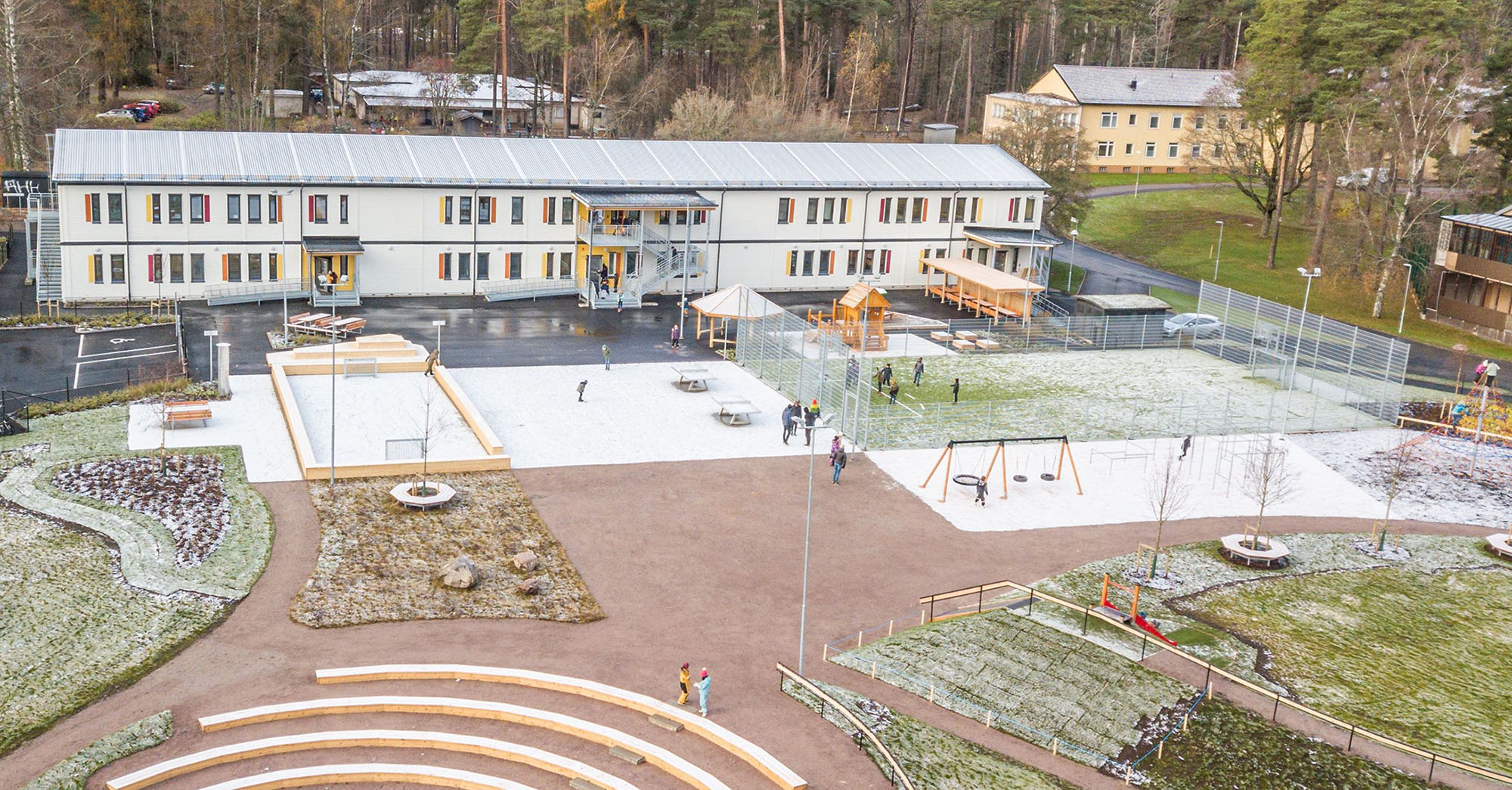 Överblick på Rosendals Nya Modulskola skolgården och byggnaden. 
