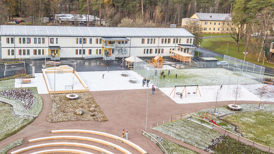 Överblick på Rosendals Nya Modulskola skolgården och byggnaden. 