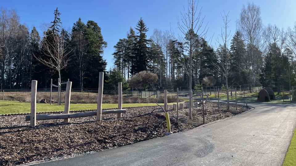 Nyanlagd utemiljö på en förskola som byggs.