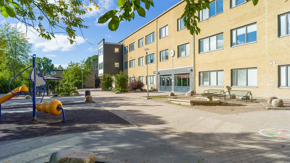 Von Bahrs skolas skolgård och byggnad