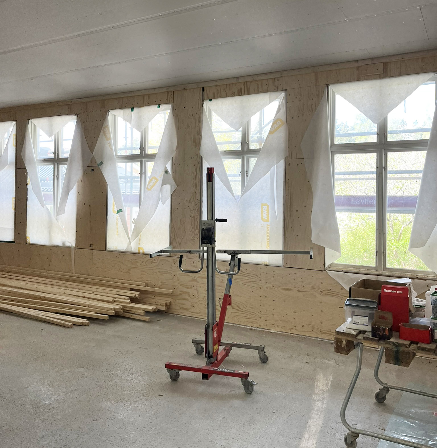 Fönster som plastats för i samband med en inomhusrenovering.
