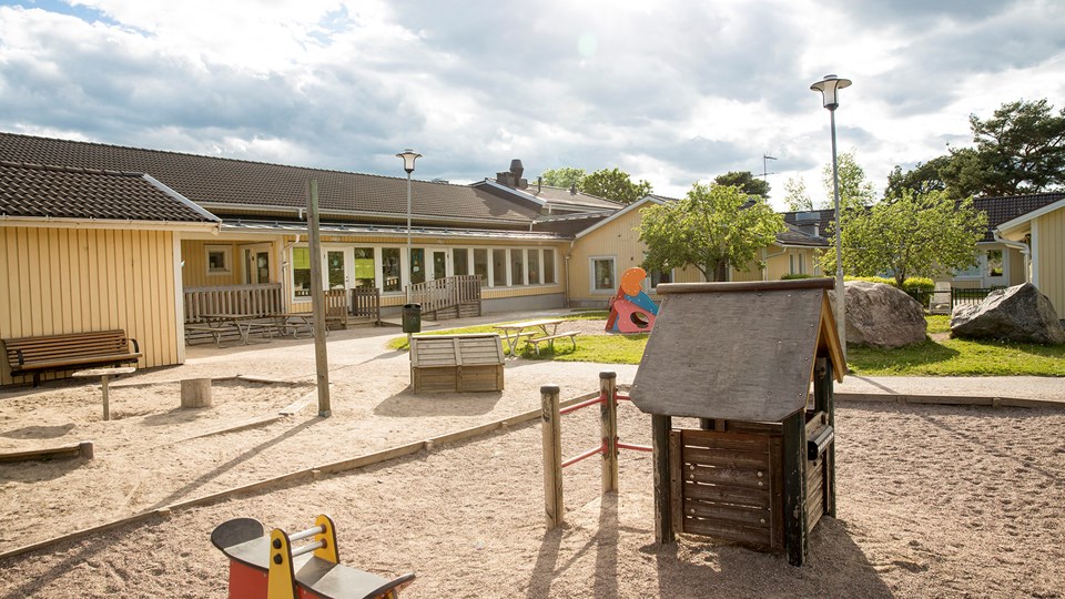 Vänge förskolas lekplats och gula byggnad