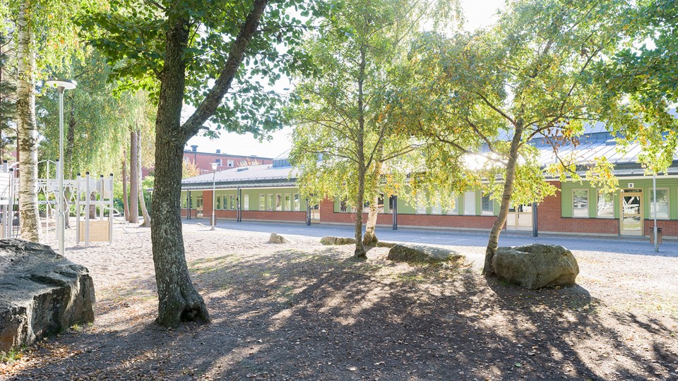 Stenhammarskolan skolgård och skolbyggnad. 