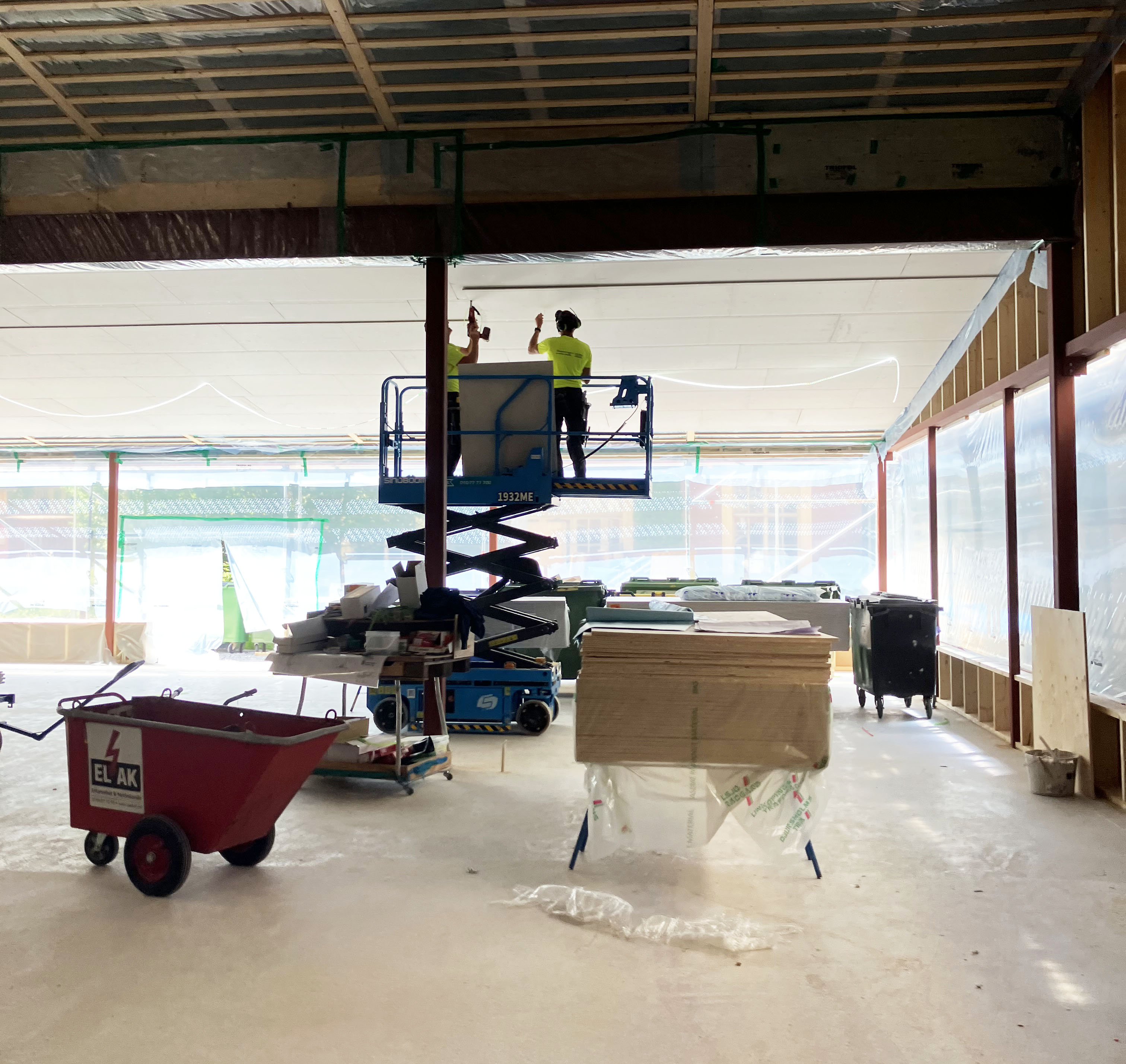 Byggnadsarbetare som utför takarbeten vid renovering av en skola.