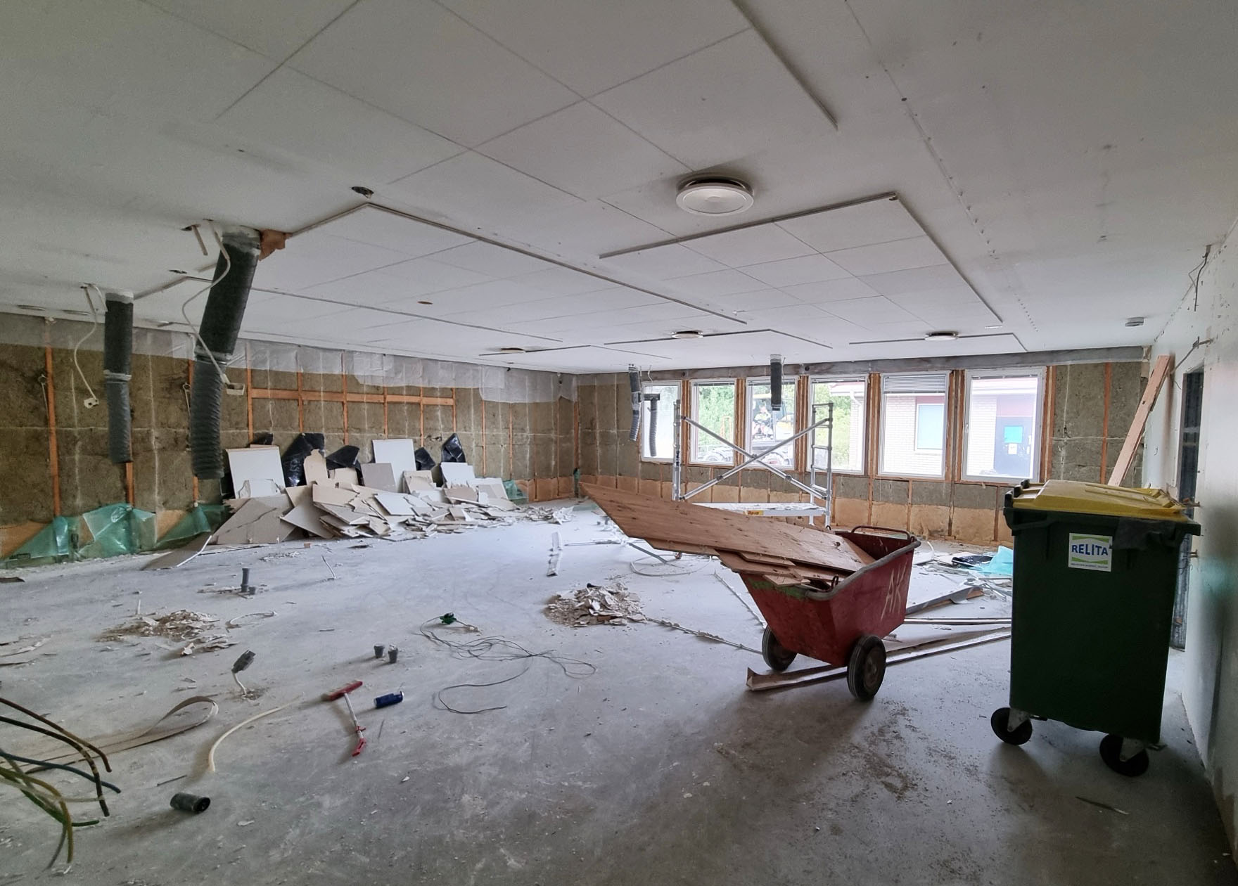Gammal sliten klassrumsmiljö i skola som ska renoveras.
