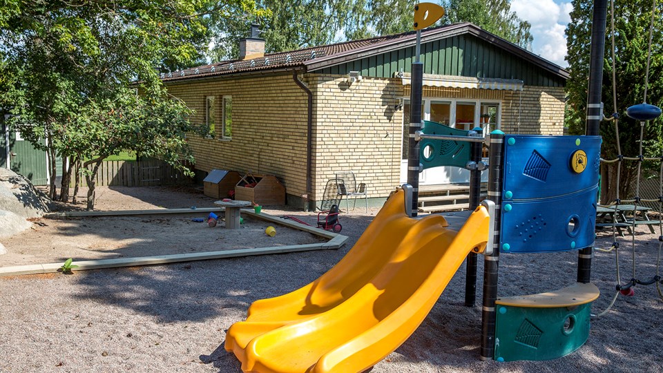 Pilfinkens montessorisförskolas skolgård och byggnad