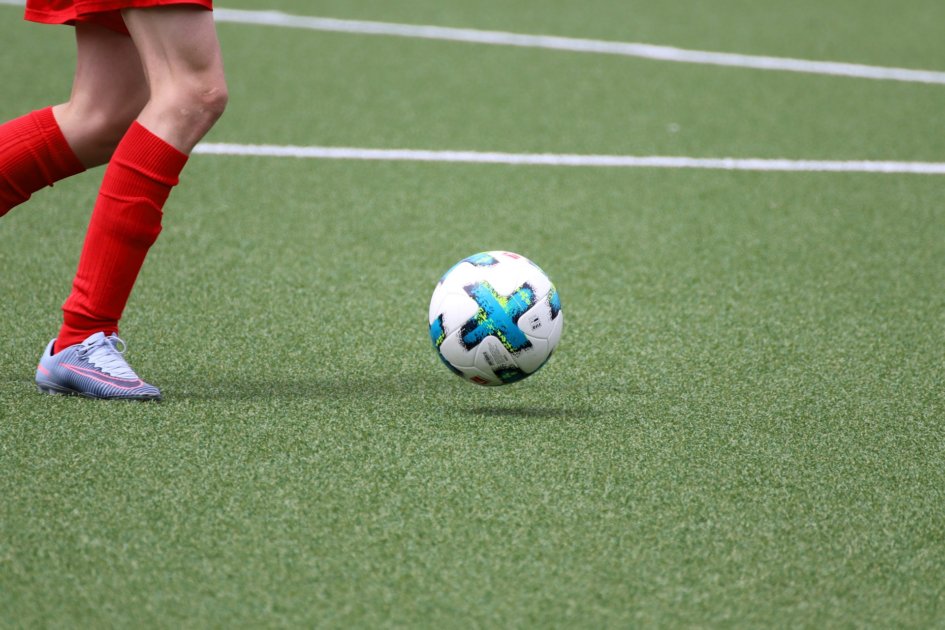 Fotbollsspelare och en boll. 