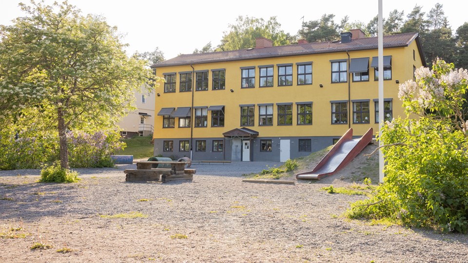 Länna Skolas skolgård och byggnad