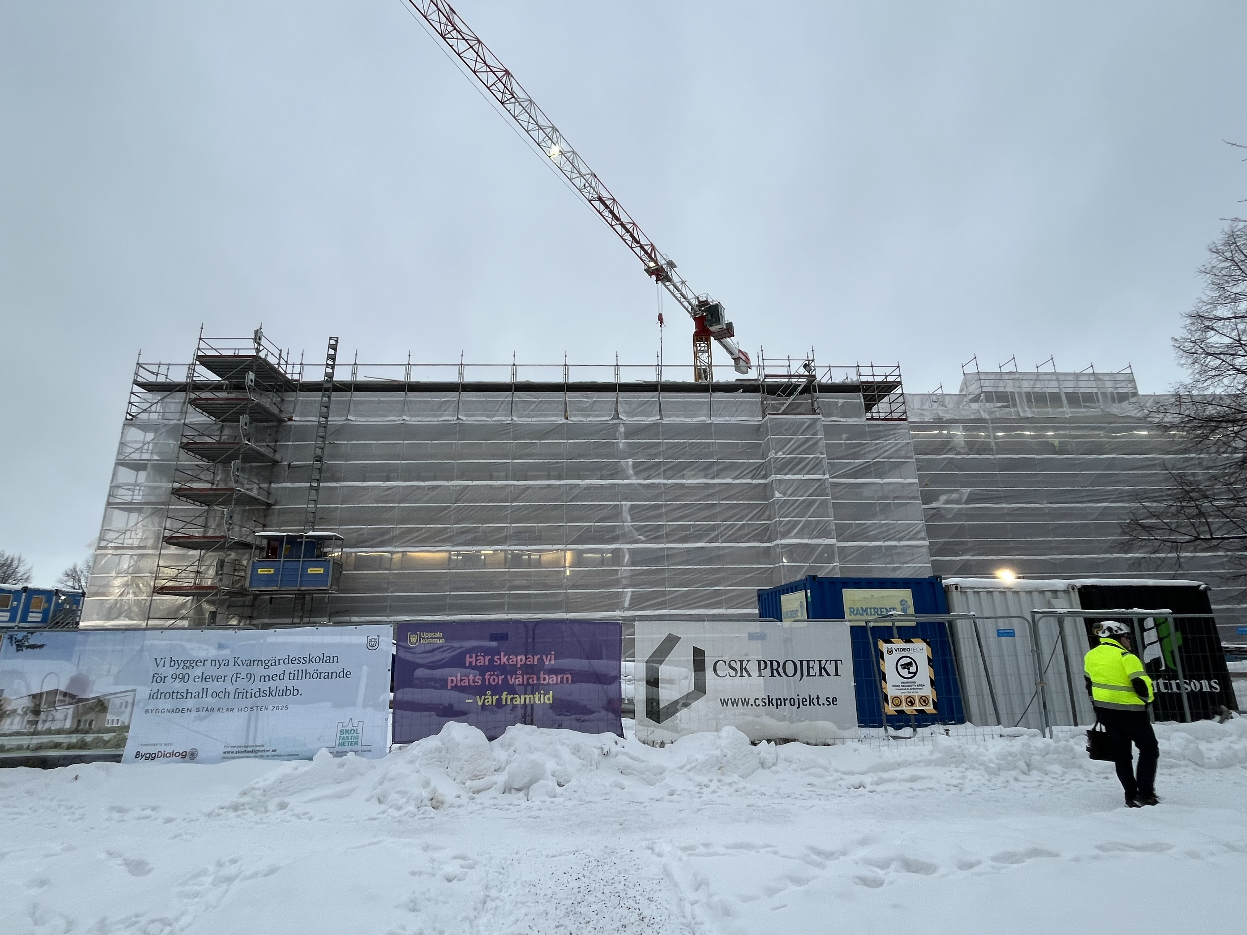 Byggvepor framför byggplatsen för nya Kvarngärdesskolan