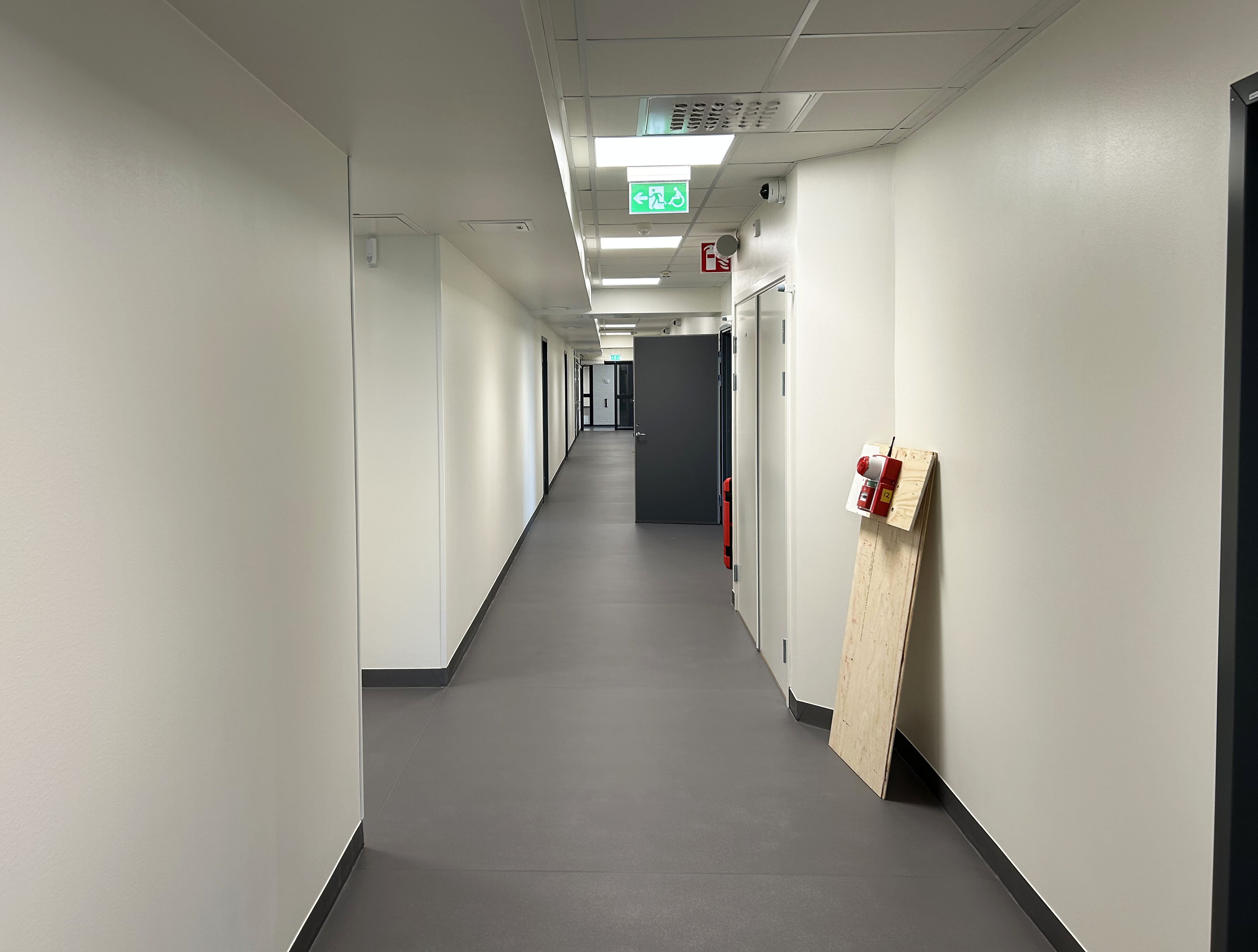  Nyrenoverad korridorsmiljö i skola.