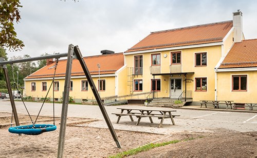 Hagmarkens skola med tillhörande uteplats