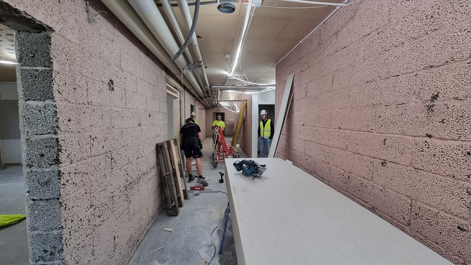 Byggjobbare arbetar med renovering inomhus på Björkvallsskolan