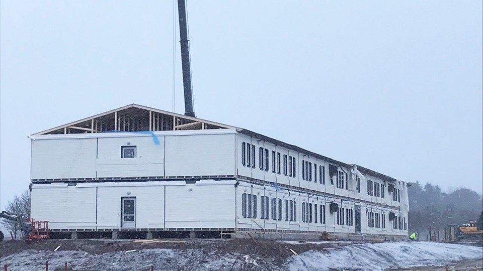 Bild på bygget av Kvarngärdesskolans modulskola