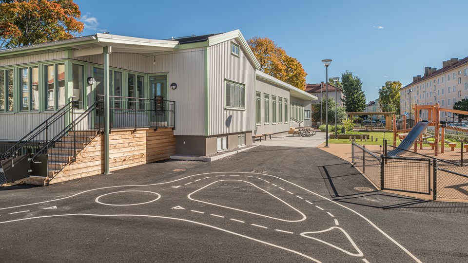 Petterslunds förskolas skolgård och byggnad