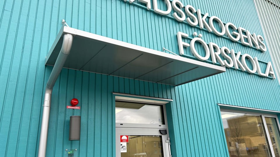 Entrédörr till ny turkosfärgad förskola.